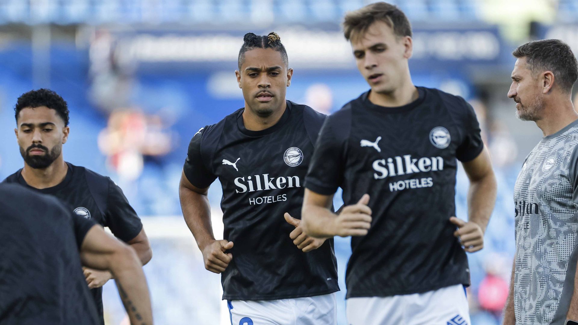 Mariano Díaz calienta con el Deportivo Alavés Mariano Díaz calienta con el Deportivo Alavés