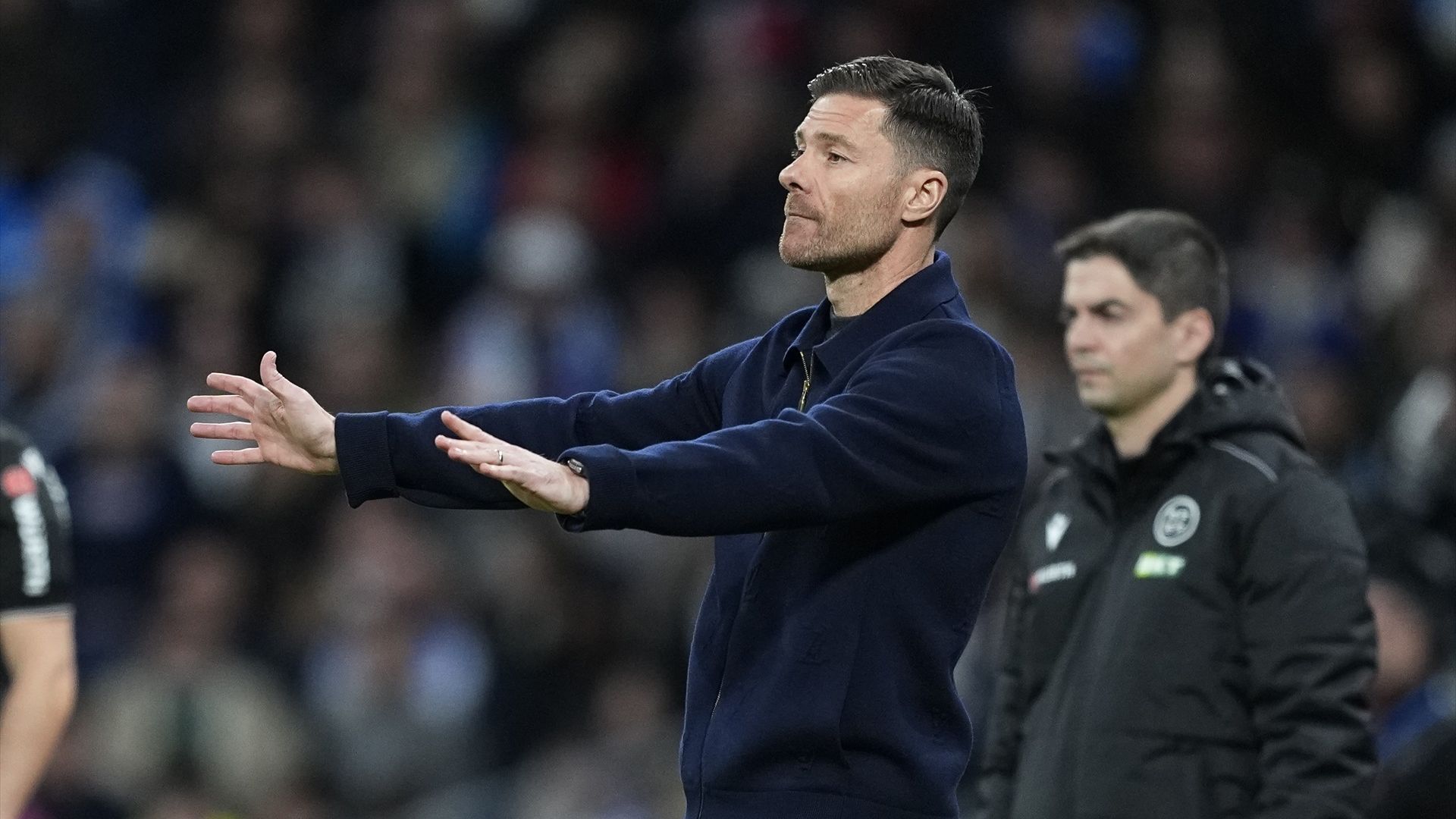 Xabi Alonso da indicaciones en el Real Madrid-Sevilla Xabi Alonso da indicaciones en el Real Madrid-Sevilla