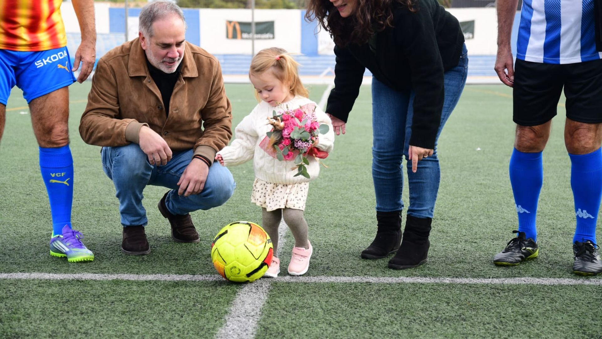 Lía y el alcalde en el amistoso entre los veteranos del Hércules y del Valencia CF