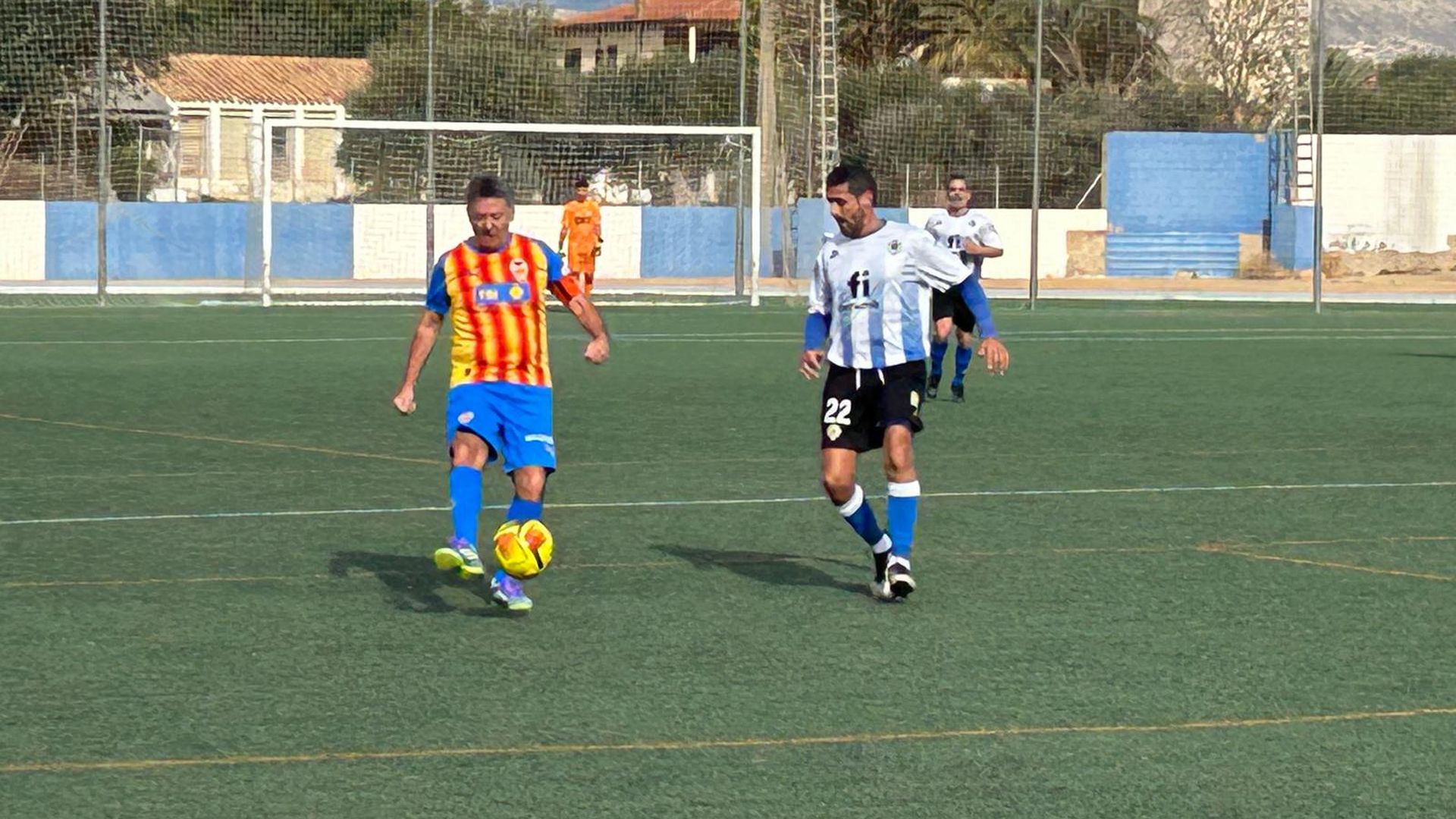 Subirats en el amistoso entre los veteranos del Hércules y del Valencia CF