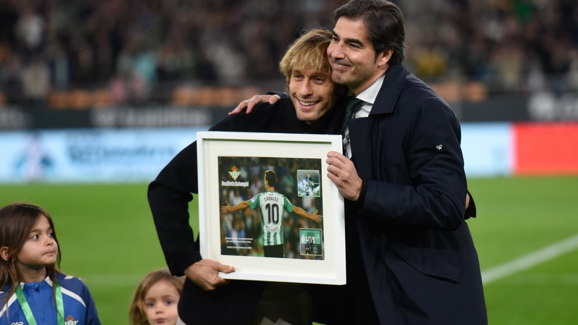 Ángel Haro entrega un obsequio a Sergio Canales