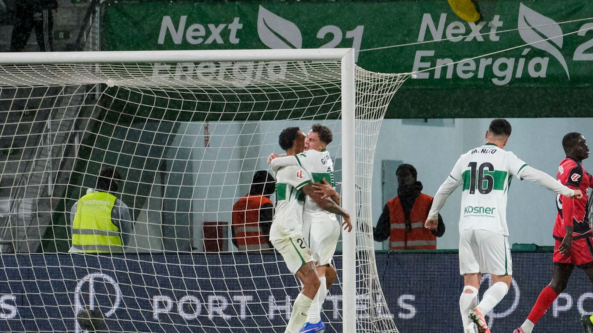 Celebración del Elche tras marcarle al Rayo