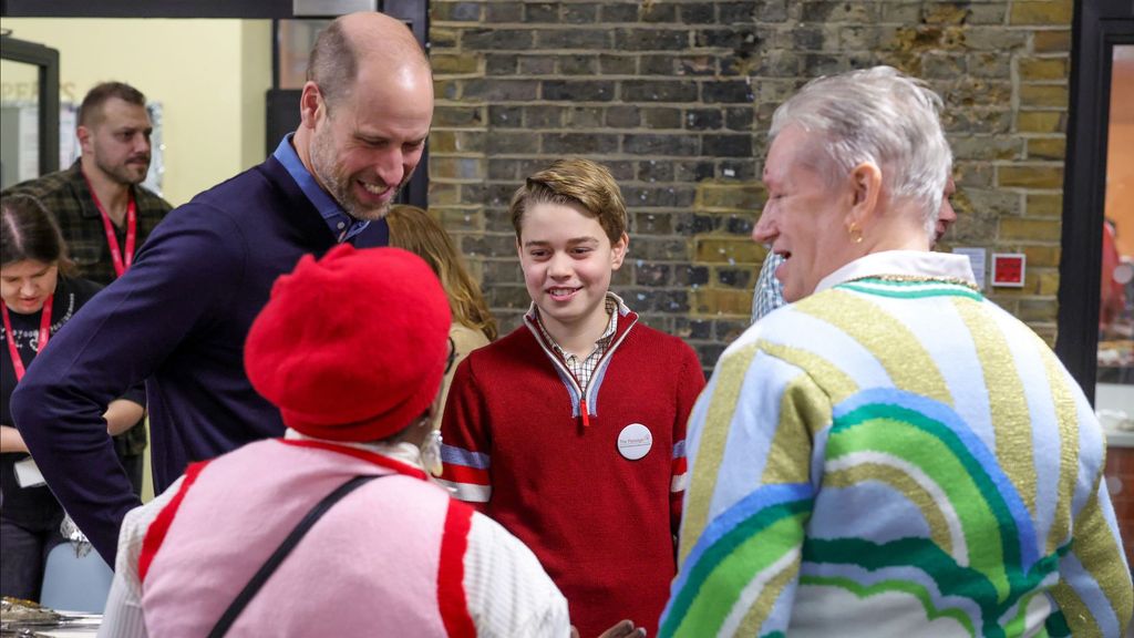 El príncipe Guillermo emula a Lady Di y acude junto a su hijo Jorge a un acto de personas sin hogar