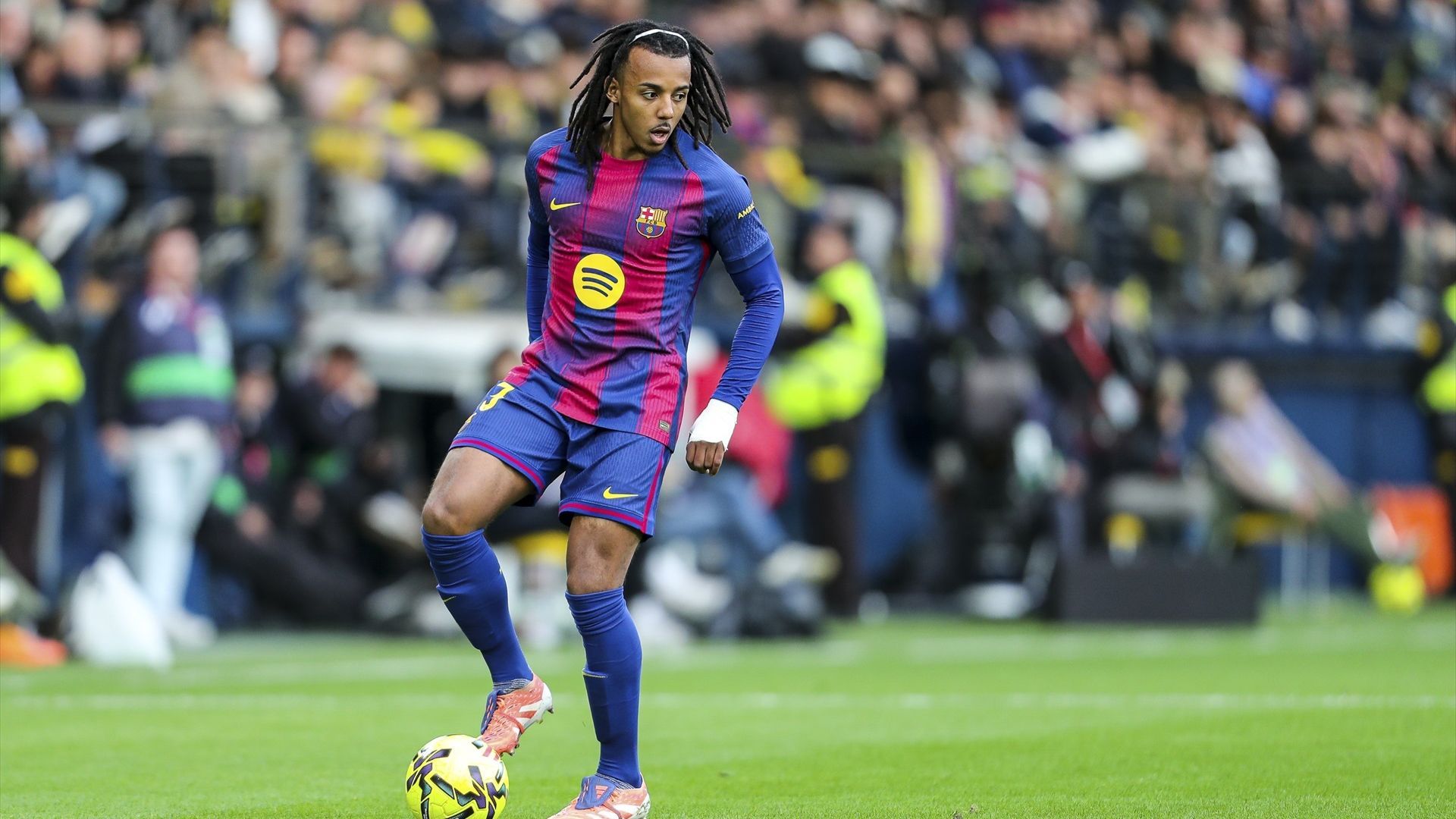 Jules Koundé controla en el Villarreal-Barcelona