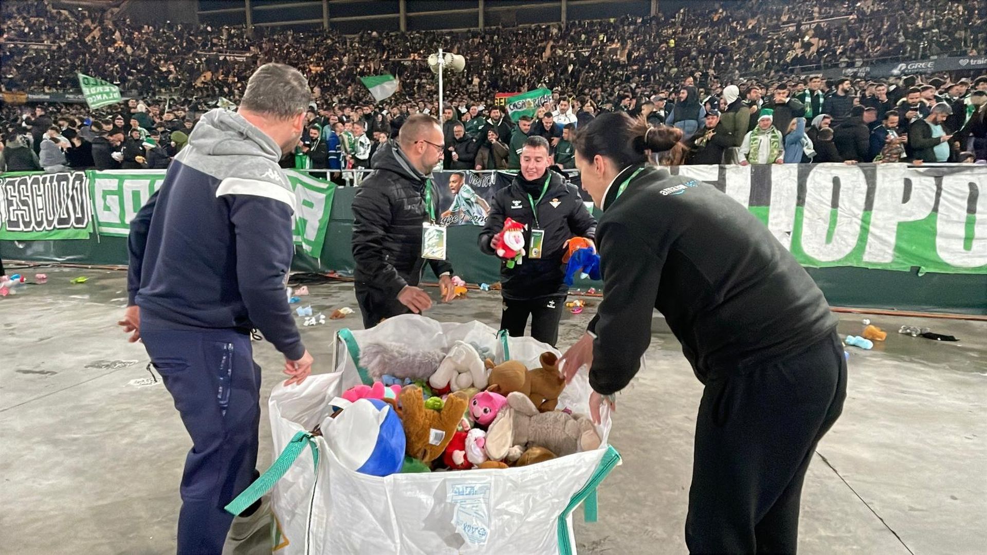 La lluvia de peluches en La Cartuja