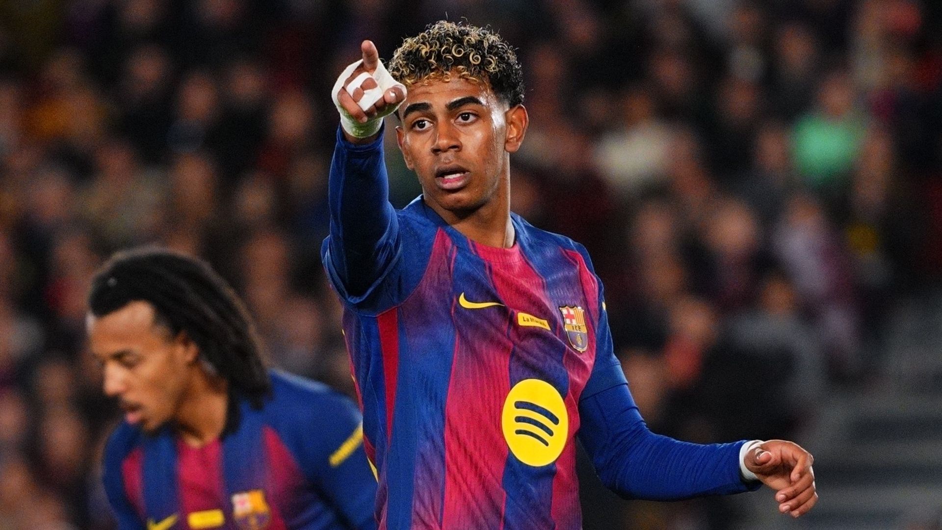 Lamine Yamal celebra un gol con el Barcelona