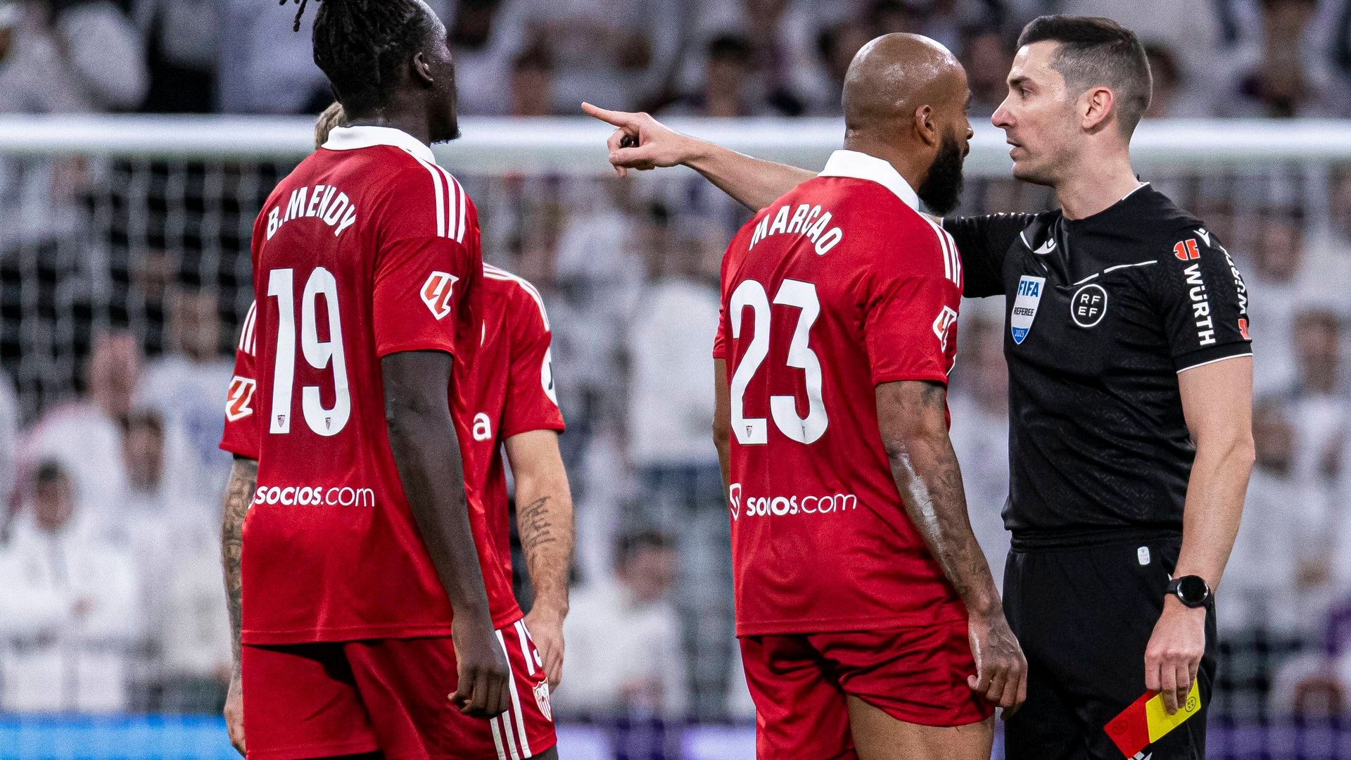 Marcao protesta a Muñiz Ruiz en el Real Madrid-Sevilla Marcao protesta a Muñiz Ruiz en el Real Madrid-Sevilla