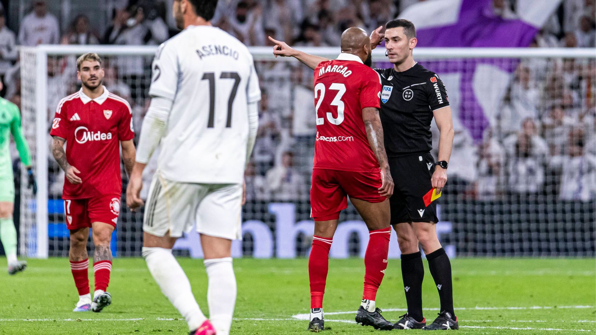 Marcao protesta a Muñiz Ruiz en el Real Madrid-Sevilla