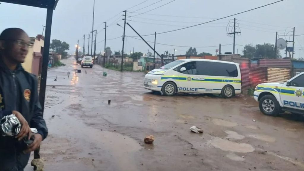 Nueve personas mueren y diez resultan heridas en un tiroteo en un bar cerca de Johannesburgo, Sudáfrica