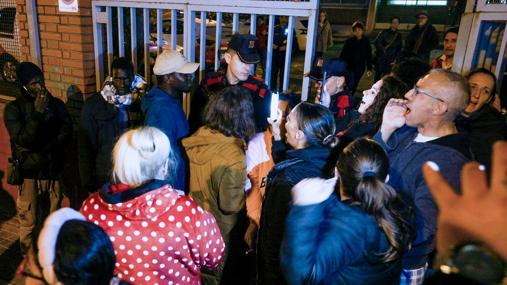 Varias personas impiden la entrada a los migrantes a la Parroquia Mare de Déu de Montserrat de Badalona Varias personas impiden la entrada a los migrantes a la Parroquia Mare de Déu de Montserrat de Badalona