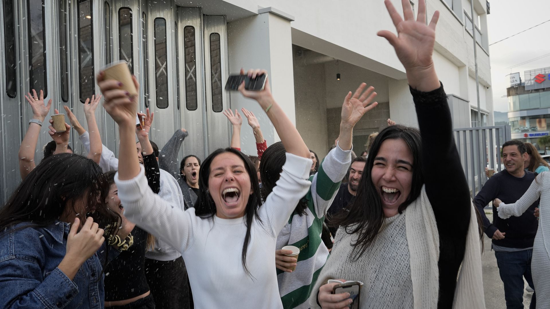 Alegría entre los trabajadores de Bimba y Lola tras ganar el segundo premio de la Lotería de Navidad