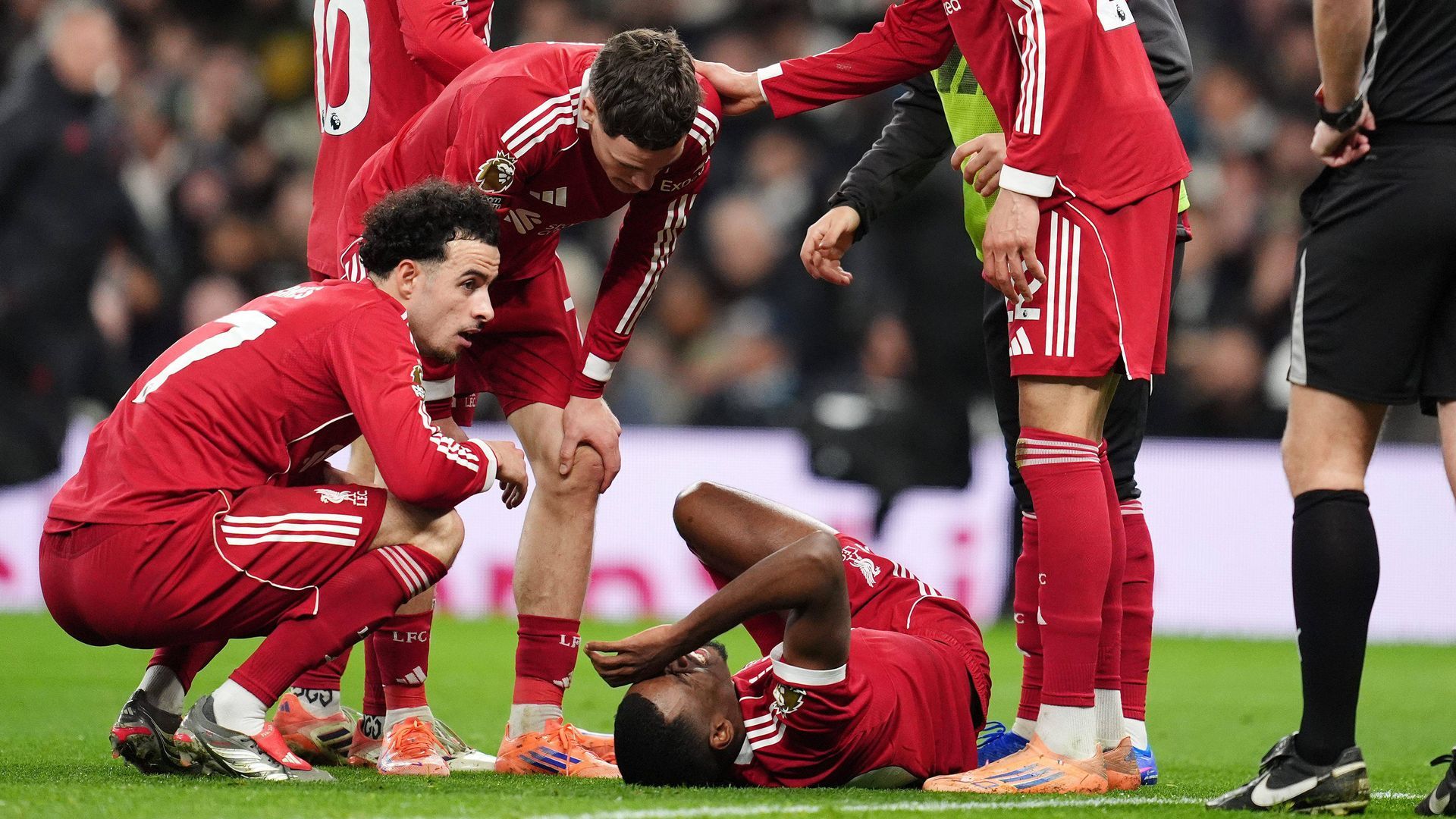Alexander Isak se duele en un partido con el Liverpool