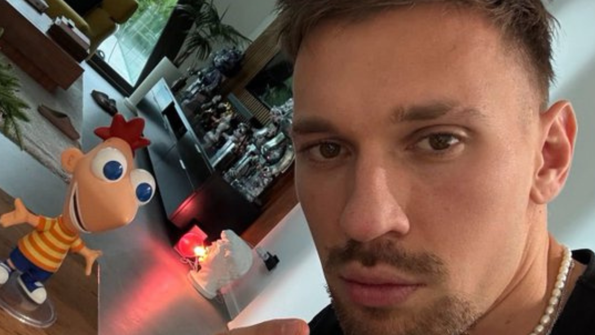 Andrei Radu posando con un muñeco de Phineas Flynn