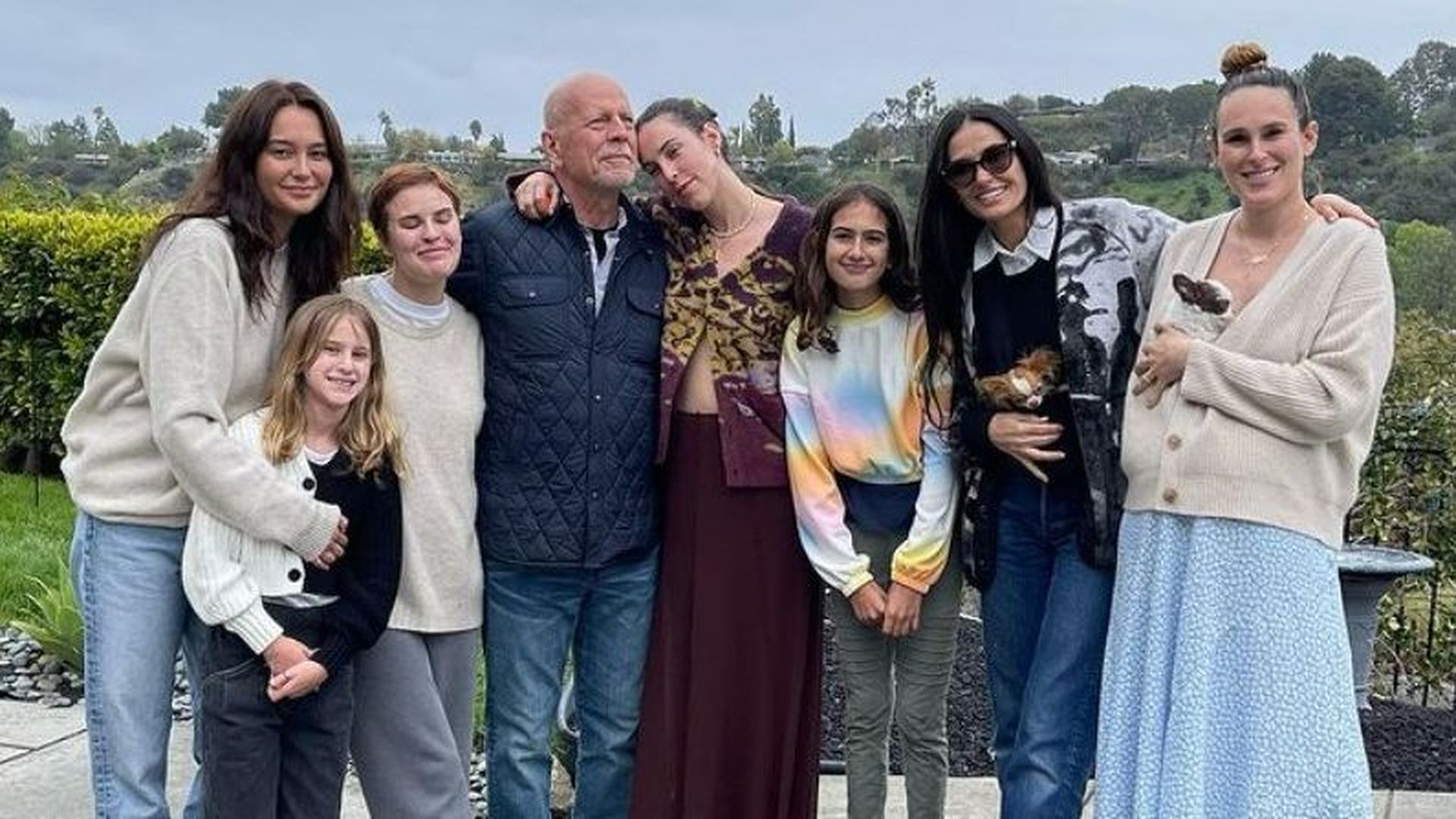 Bruce Willis con su mujer, su exmujer Demi Moore y sus hijas