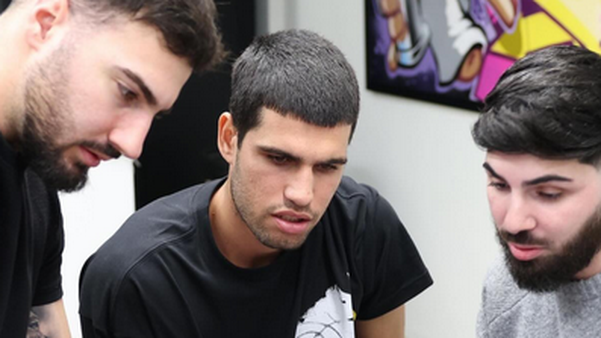 Carlos Alcaraz eligiendo tatuaje con Ganga