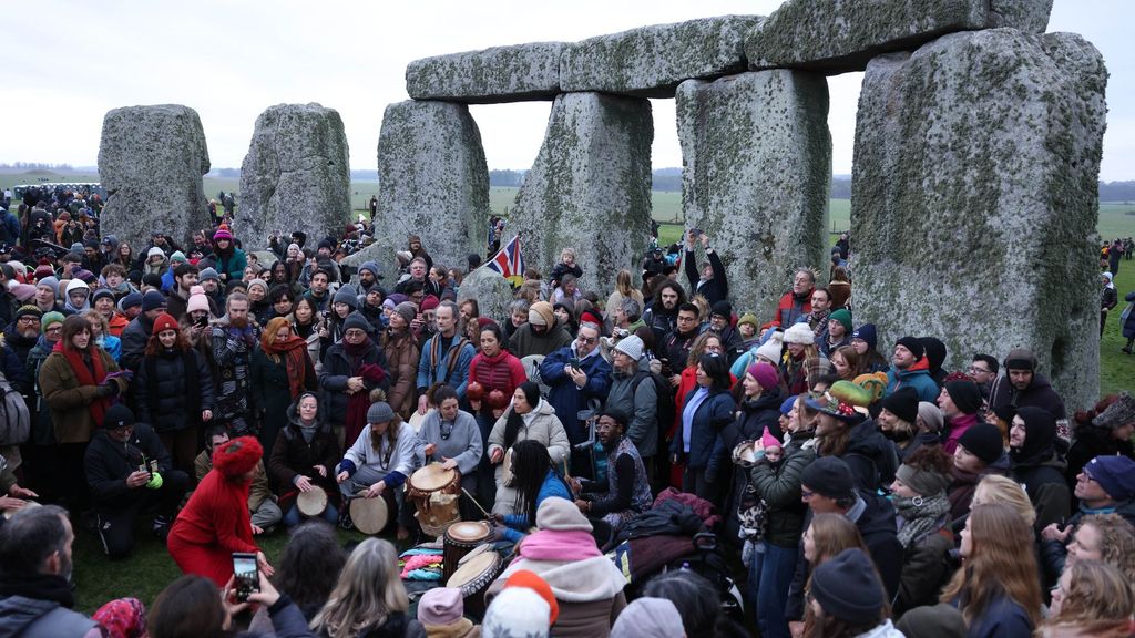 Celebración del solsticio de invierno en Stonehenge y el Templo de templo de Amón Re en Karnak