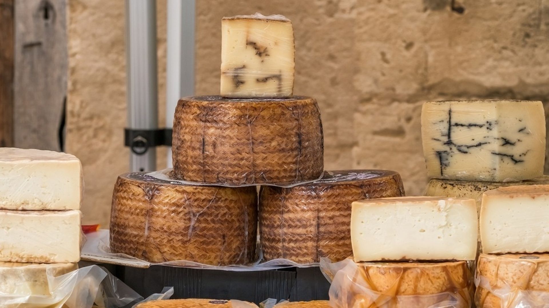 China anuncia aranceles de hasta el 42,7% en productos lácteos de la UE: Bruselas ve "injustificadas" las medidas