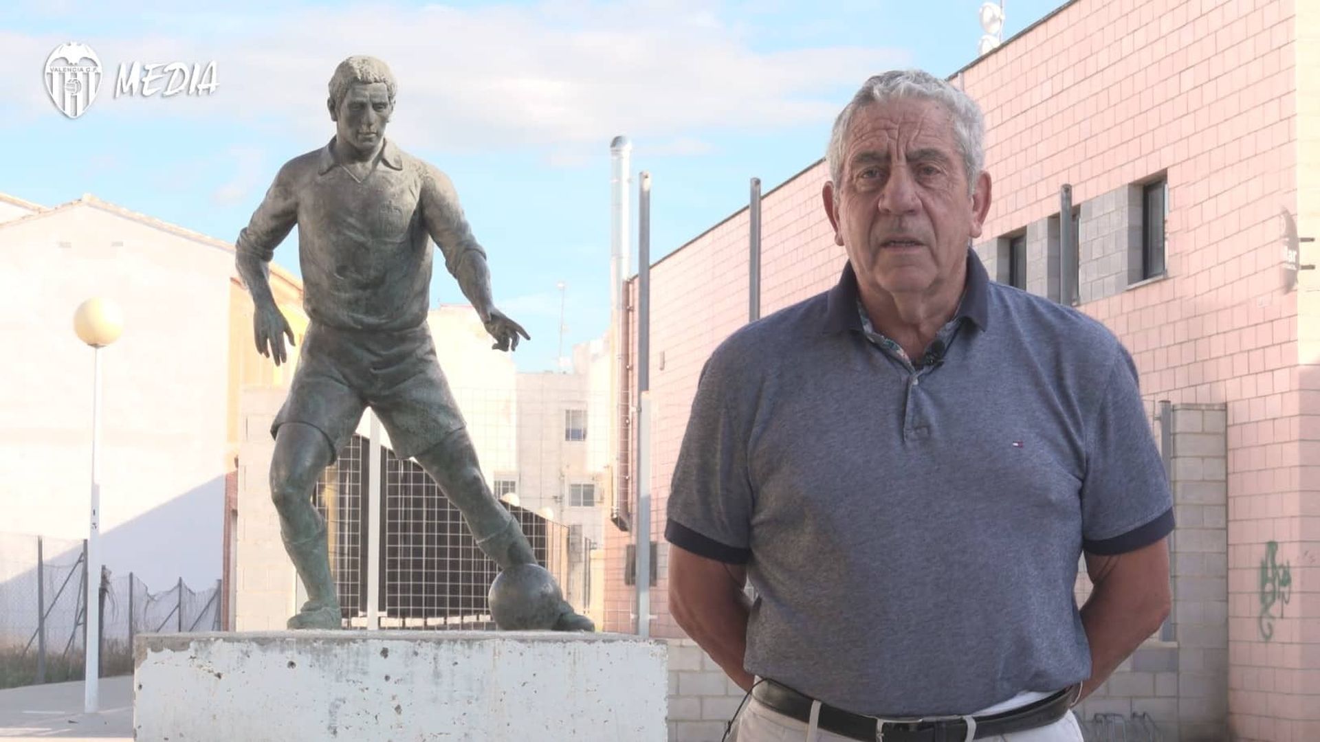Pep Claramunt con una estatua en su pueblo