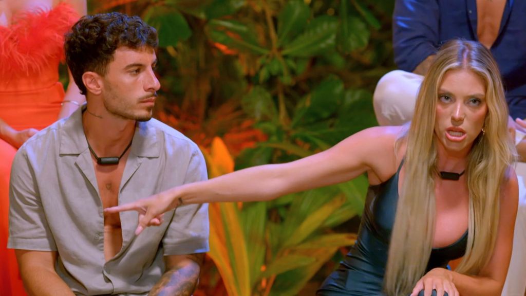 Claudia explota al ver a Gilbert con su ex en las hogueras mixtas de 'La isla de las tentaciones 9' y Juanpi sale en su defensa: "¿Te molesta?"