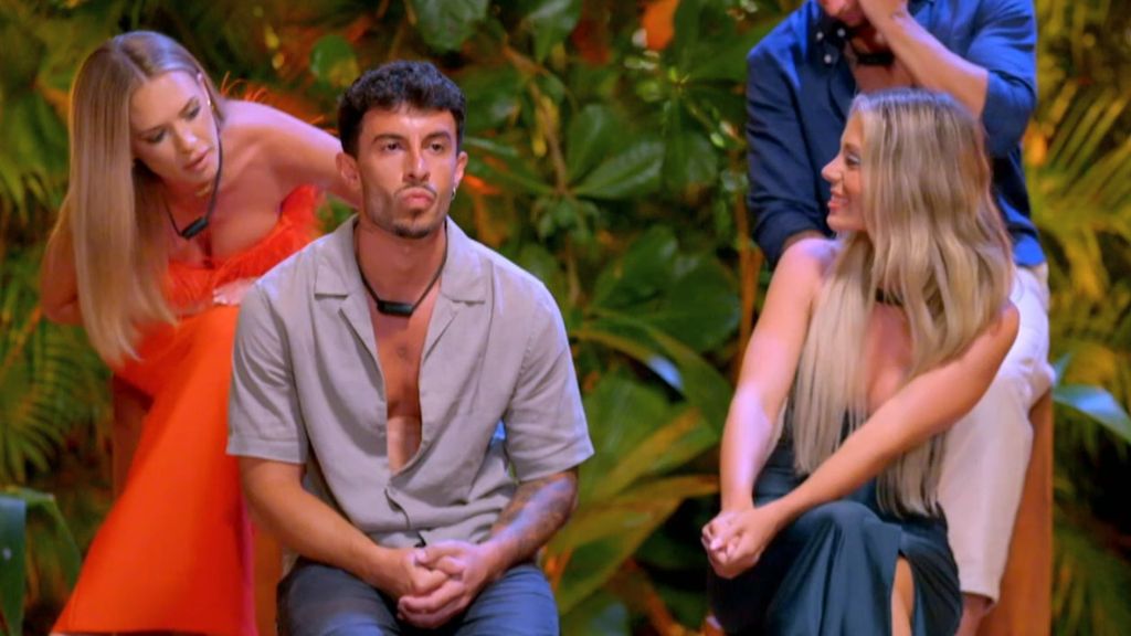 Claudia y Almudena cargan contra Juanpi en las hogueras mixtas de 'La isla de las tentaciones 9', mientras él pide ayuda a Enrique: "¡Dos contra uno!"