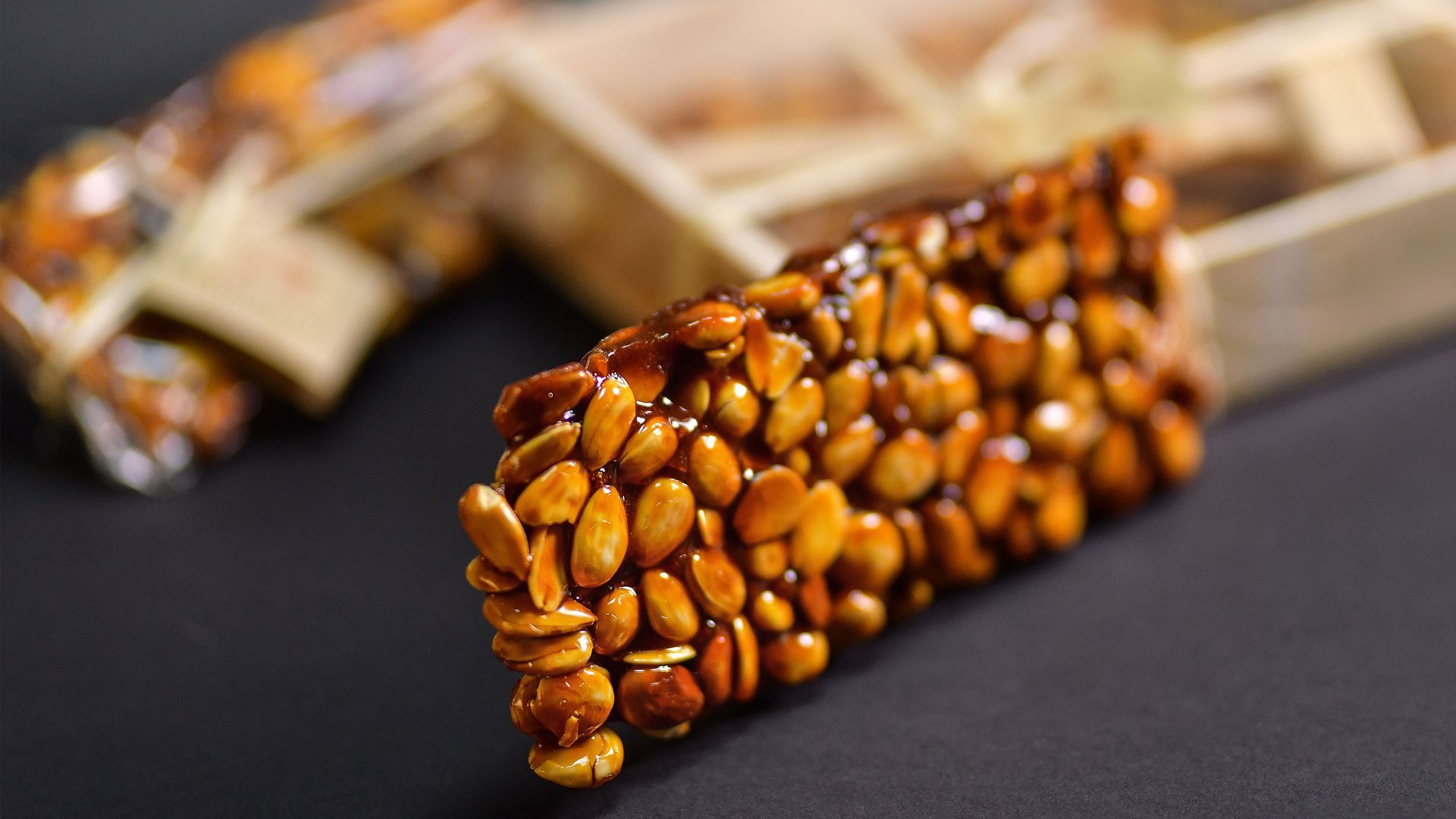 DSC_3788Clásico turrón de guirlache elaborado artesanalmente con almendra marcona seleccionada y azúcar