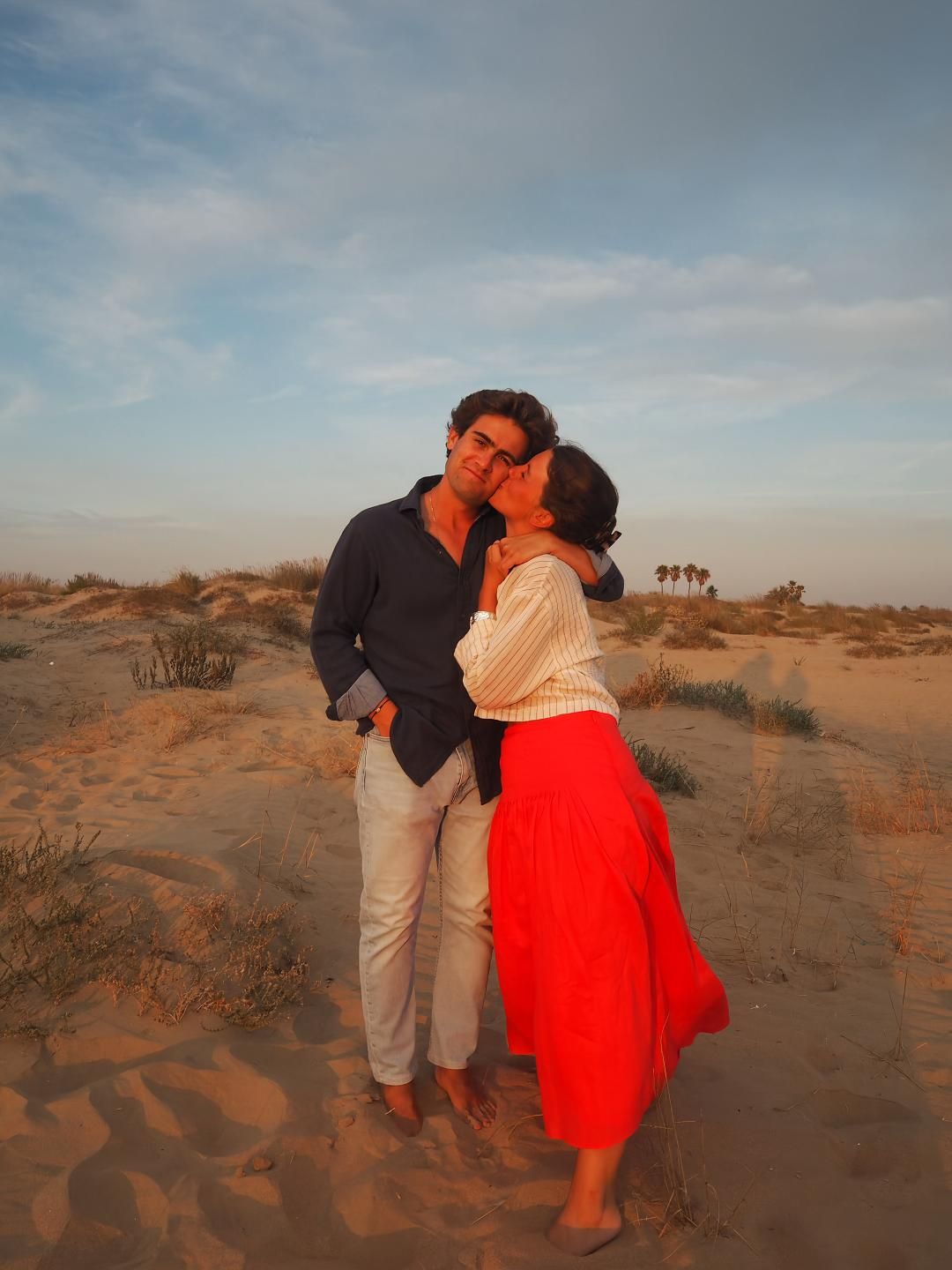 Manu Ochoa con su novio en la playa