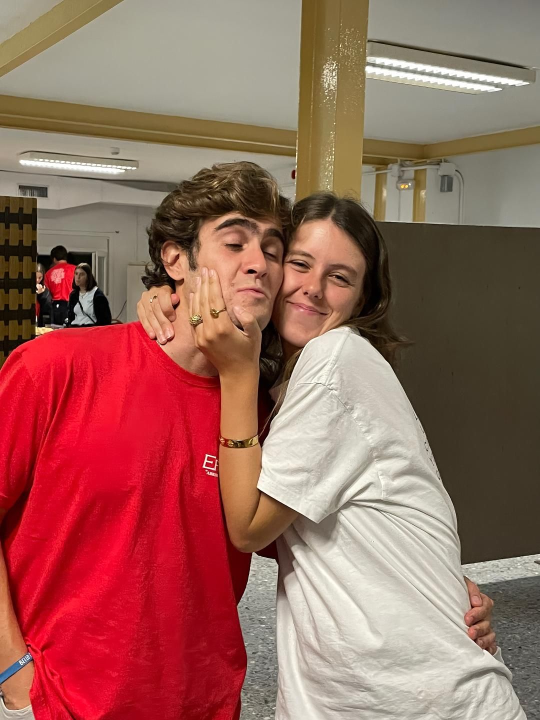 Manuela Ochoa y Pedro Cadahía muy cariñosos