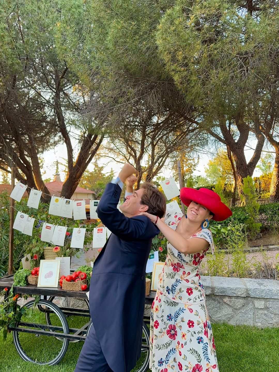Manuela Ochoa con Pedro como invitados de una boda