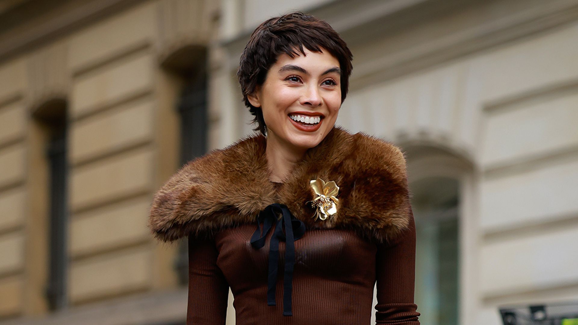 Fer Millán con broche en forma de flor