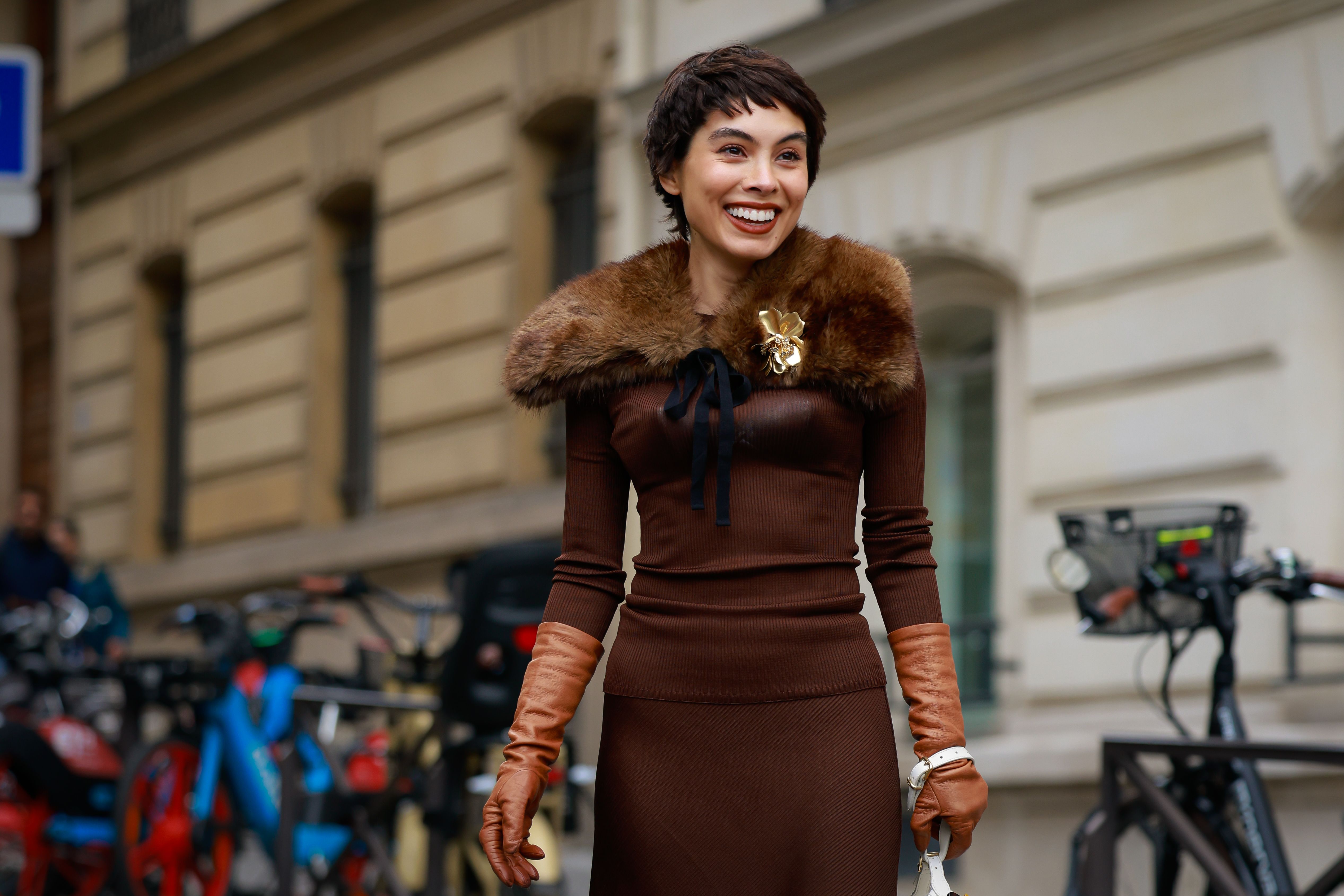 Fer Millán con un broche en forma de flor