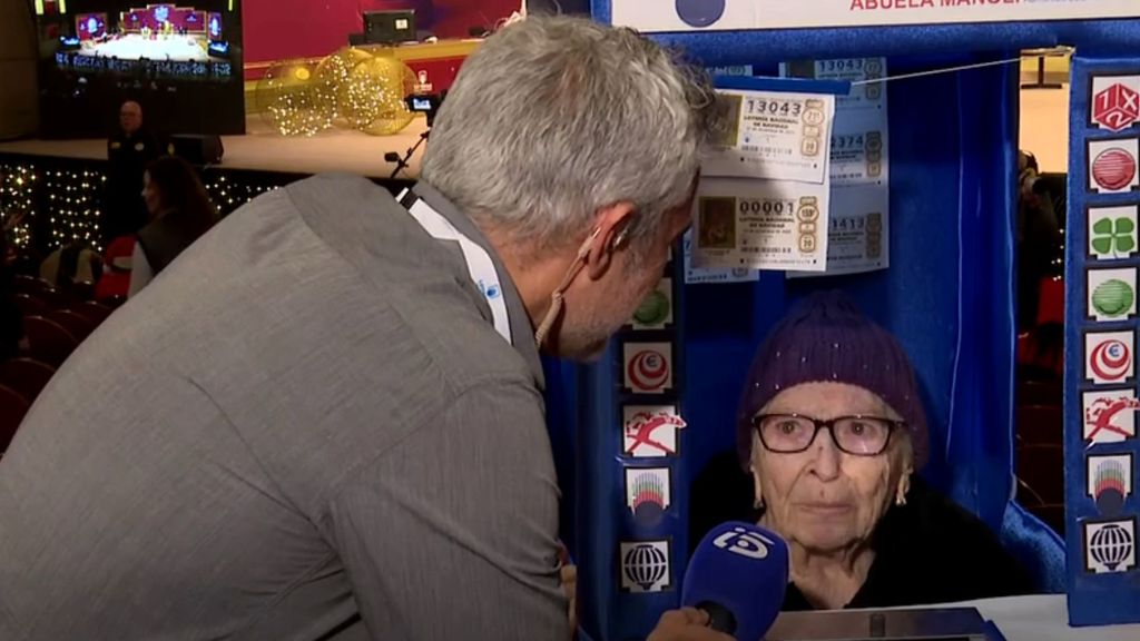 Manoli, la abuela de 88 años que se ha caído en directo en el sorteo de la Lotería de Navidad