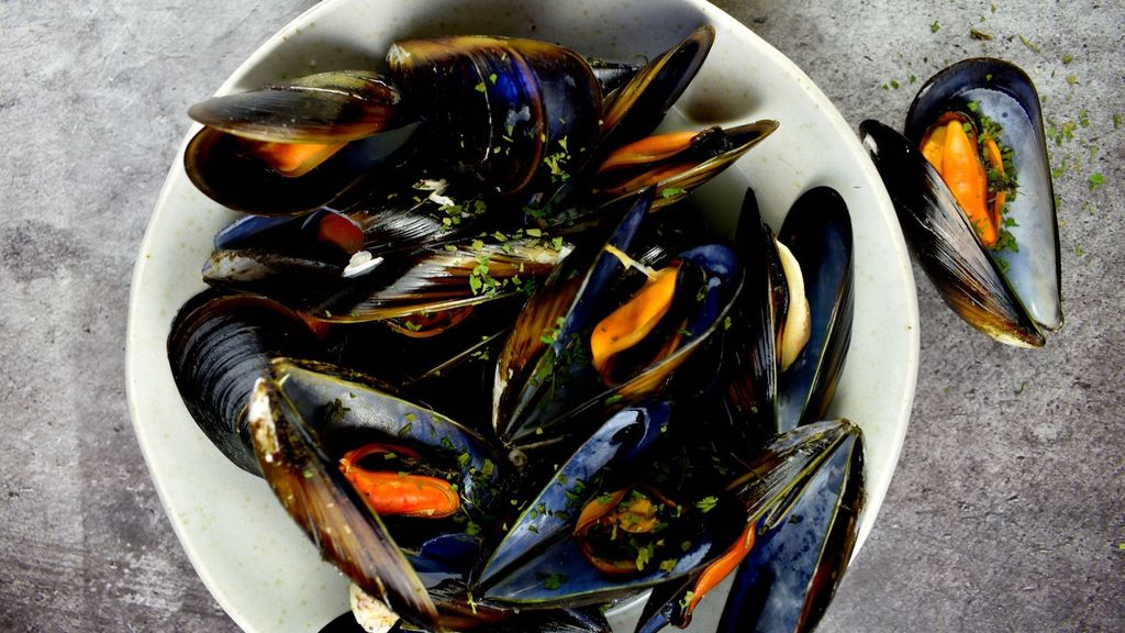 ¿Hay que comerse los mejillones que se quedan cerrados tras cocinarlos? Una nutricionista responde