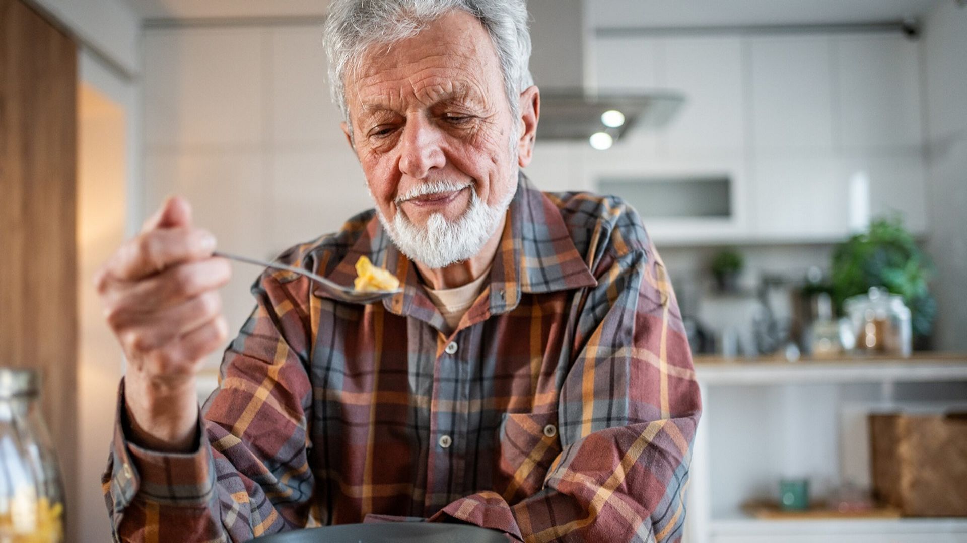 Hombre comiendo cereales