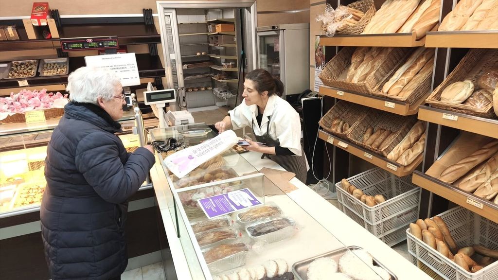 Una panadería de Alomartes, Granada, vende a última hora los décimos del tercer premio de la Lotería de Navidad