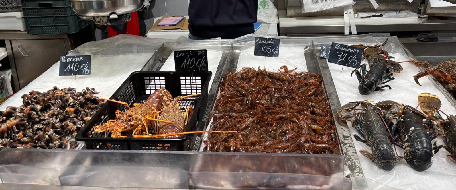 Imagen de precios superiores a los 100 euros el kilo en la mayoría del marisco de un puesto del mercado de A Coruña