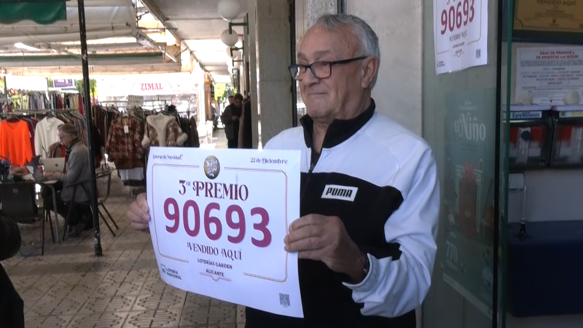 José Luis con el número que ha repartido