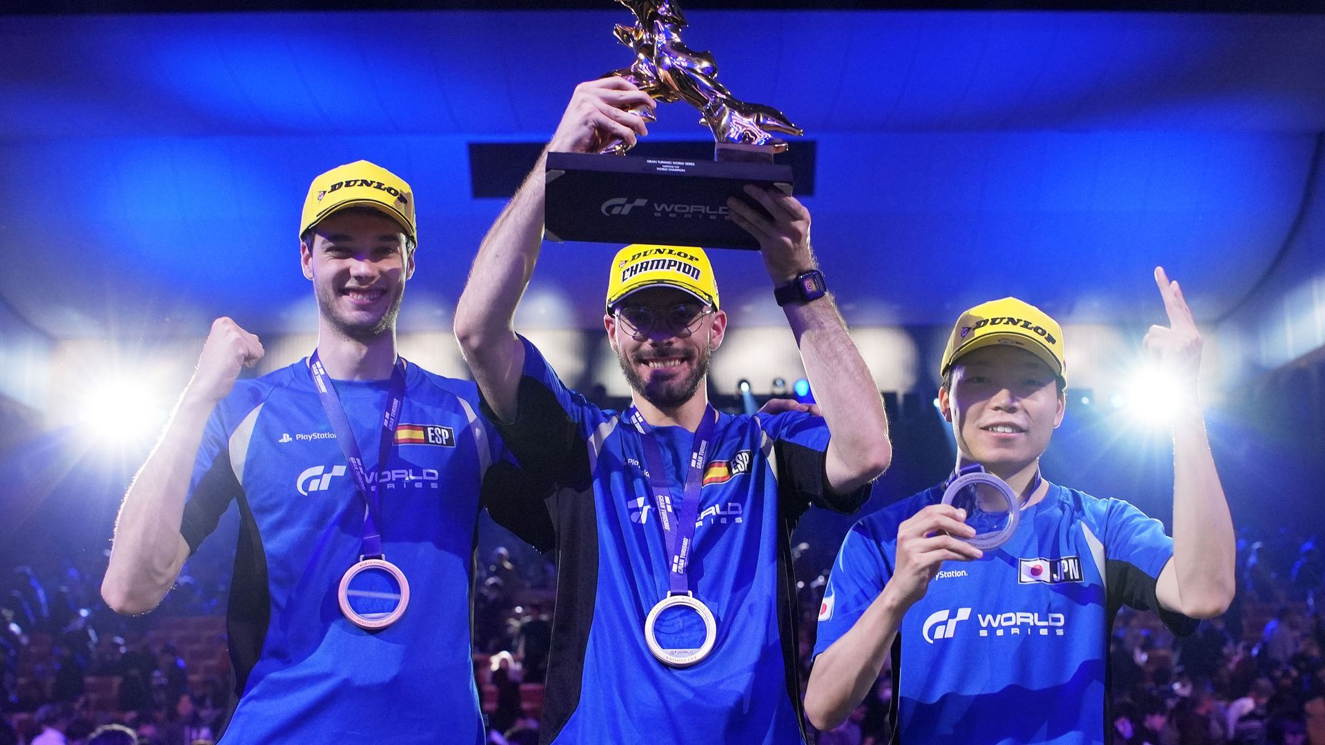 José Serrano y Pol Urra en el podio de la Narions Cup de Gran Turismo