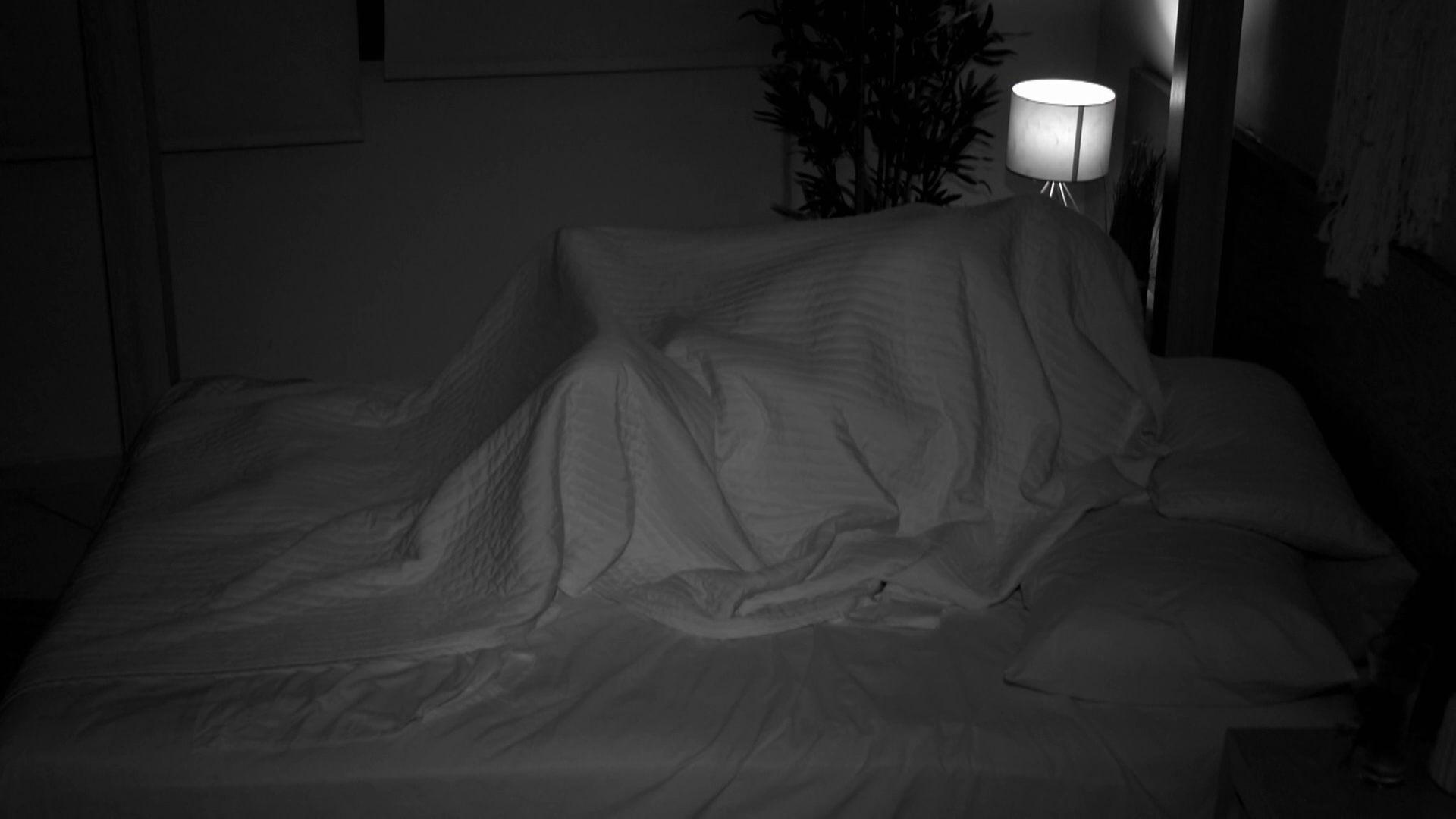 Juanpi y Sandra tienen sexo con Mara y Andrea respectivamente y la alarma estalla en ambas villas