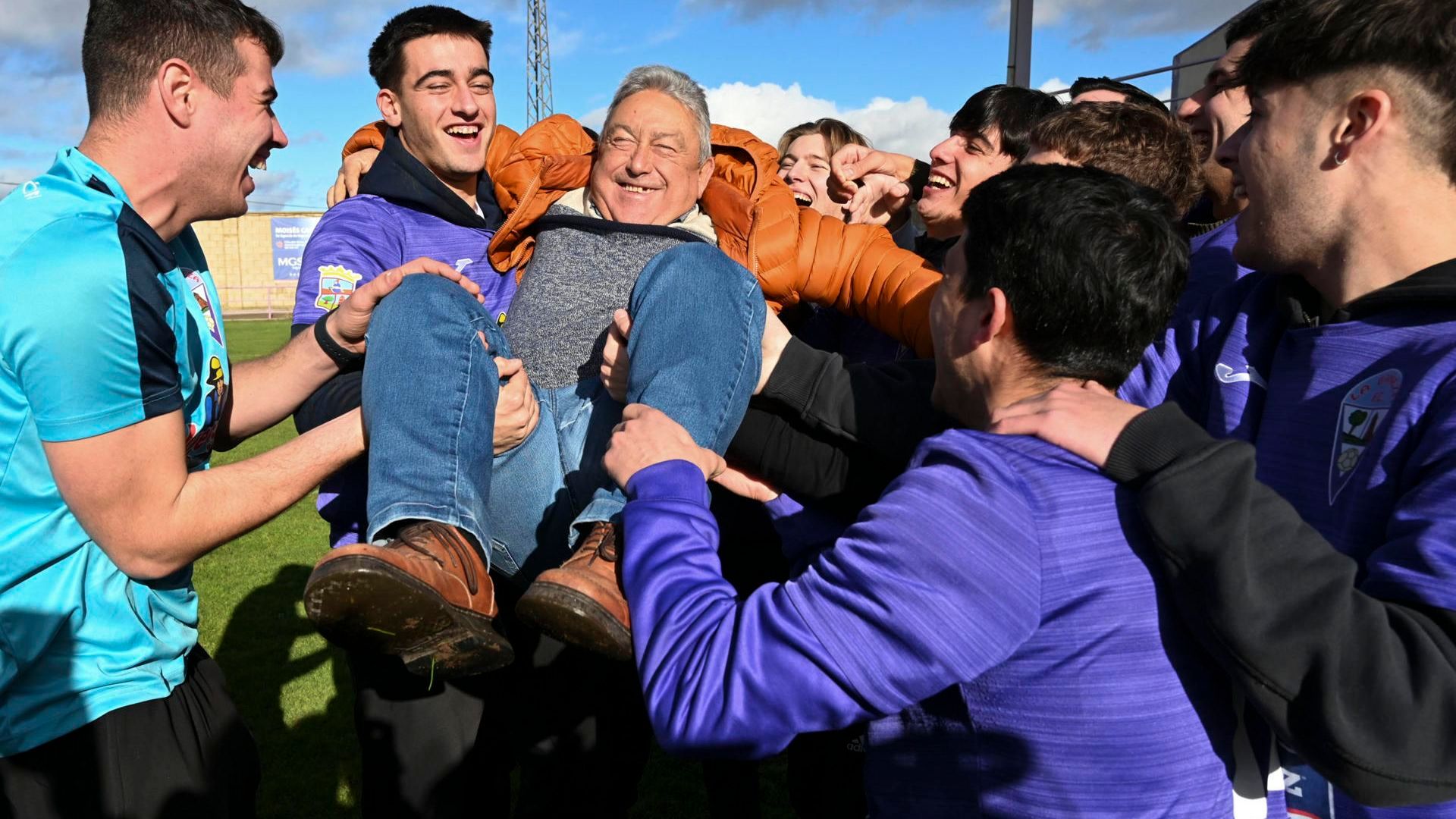 La Bañeza FC reparte parte del Gordo entre los vecinos del municipio