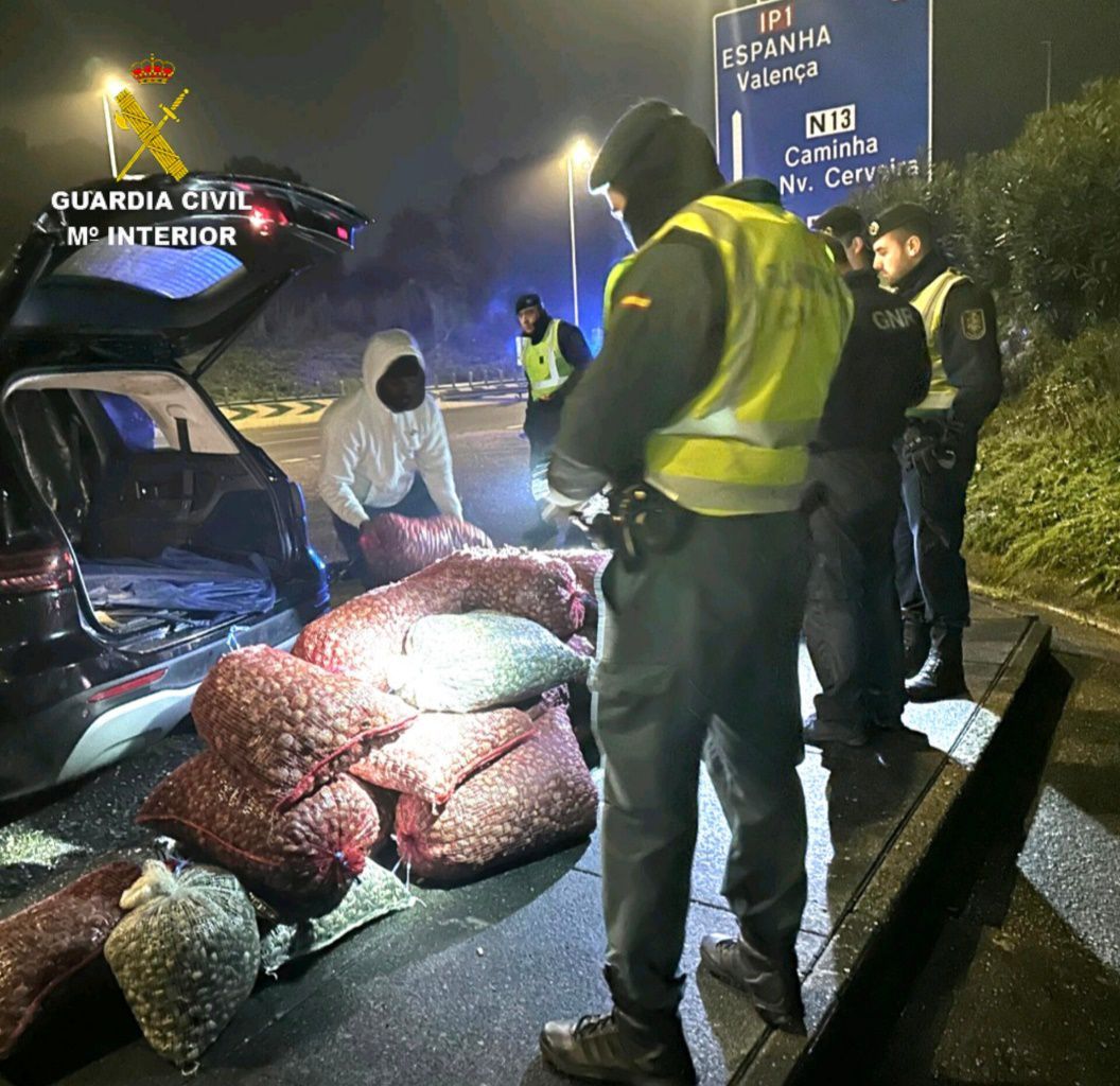 La Guardia Civil en colaboración con la GNR portuguesa intervienen 1.400 kilos de bivalvos en un coche robado