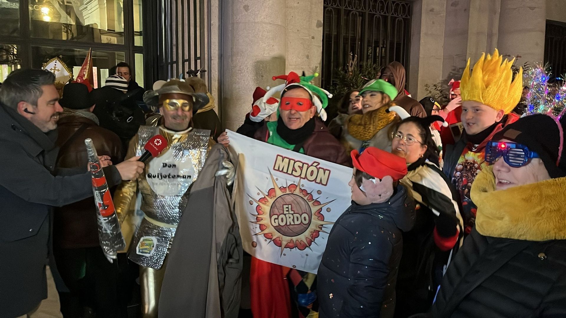Largas colas a las puertas del Teatro Real donde hoy se celebra el sorteo de la Lotería de Navidad 2025 con temperaturas heladoras