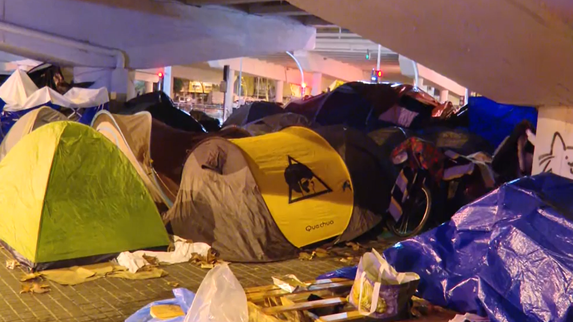 Los migrantes no realojados recurren a tiendas de campaña en las calles de la ciudad de Badalona
