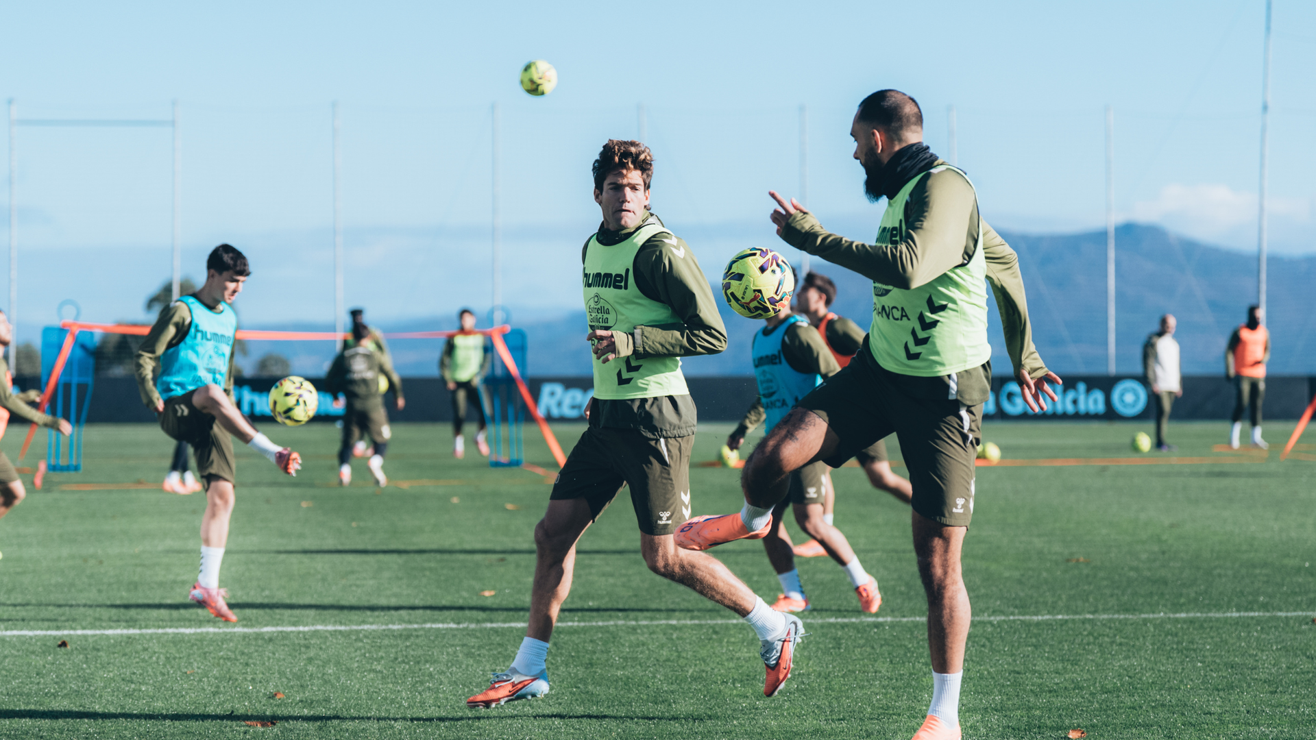 Marcos Alonso y Borja Iglesias en Afouteza