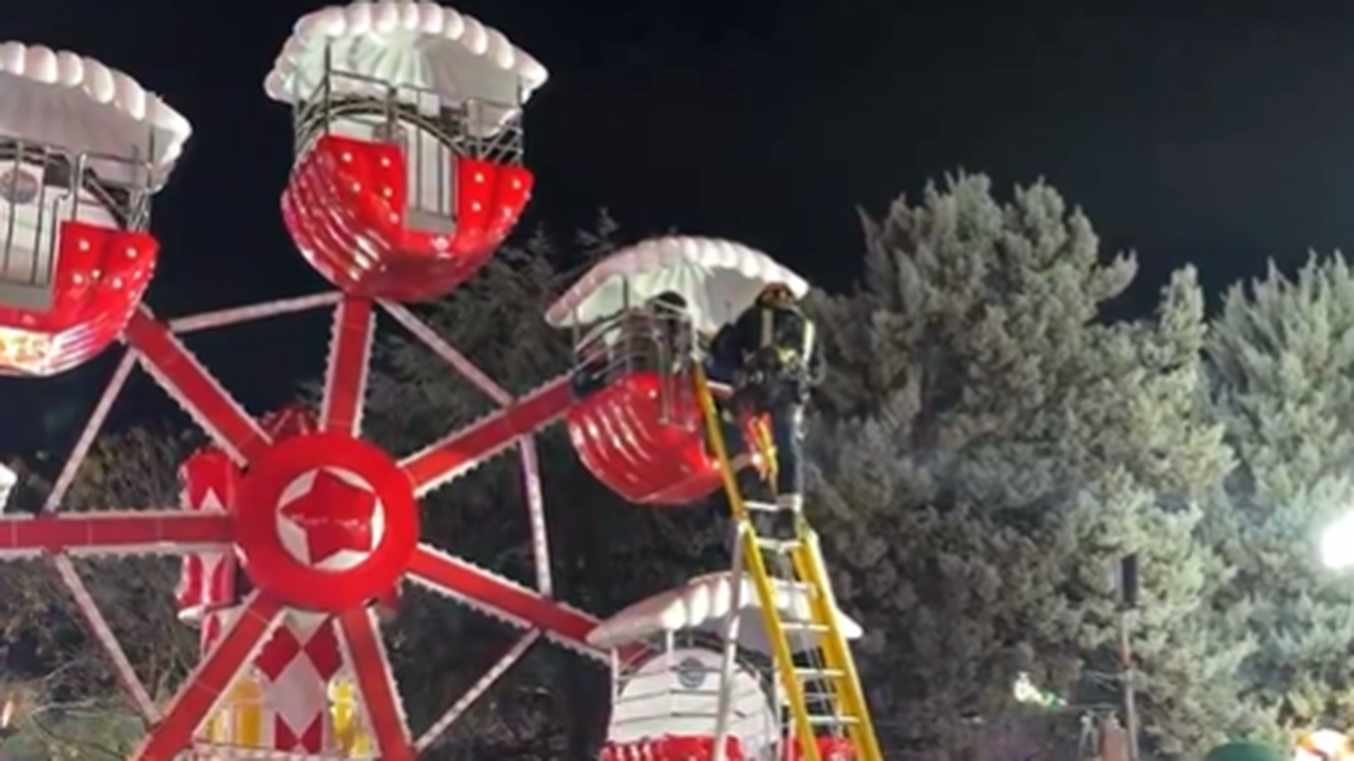 Rescatados cuatro menores y un adulto, atrapados en una noria infantil de Móstoles Rescatados cuatro menores y un adulto, atrapados en una noria infantil de Móstoles