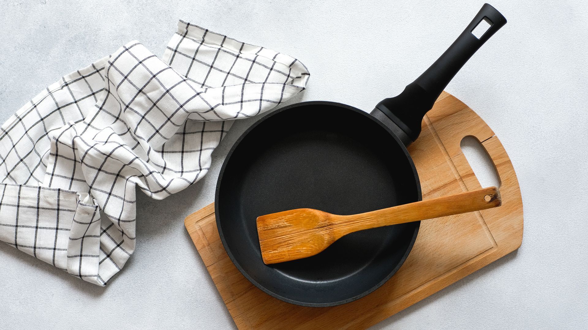 ¿Sabes para qué sirve realmente el orificio del mango de la sartén?