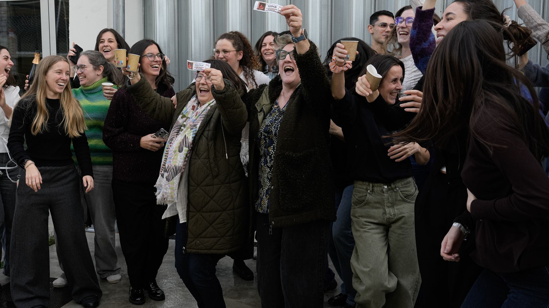 Trabajadores de Bimba y Lola celebran haber ganado el Segundo Premio del Sorteo Extraordinario de la Lotería de Navidad 2025