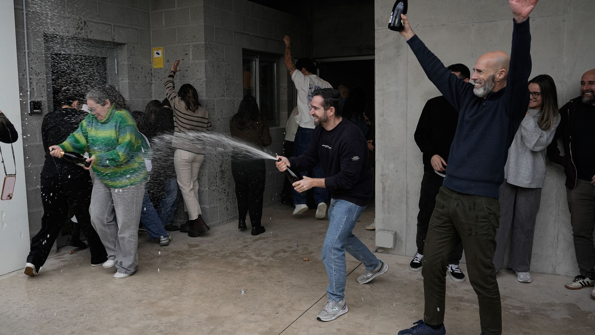 Trabajadores de Bimba y Lola celebran haber ganado el Segundo Premio del Sorteo Extraordinario de la Lotería de Navidad 2025