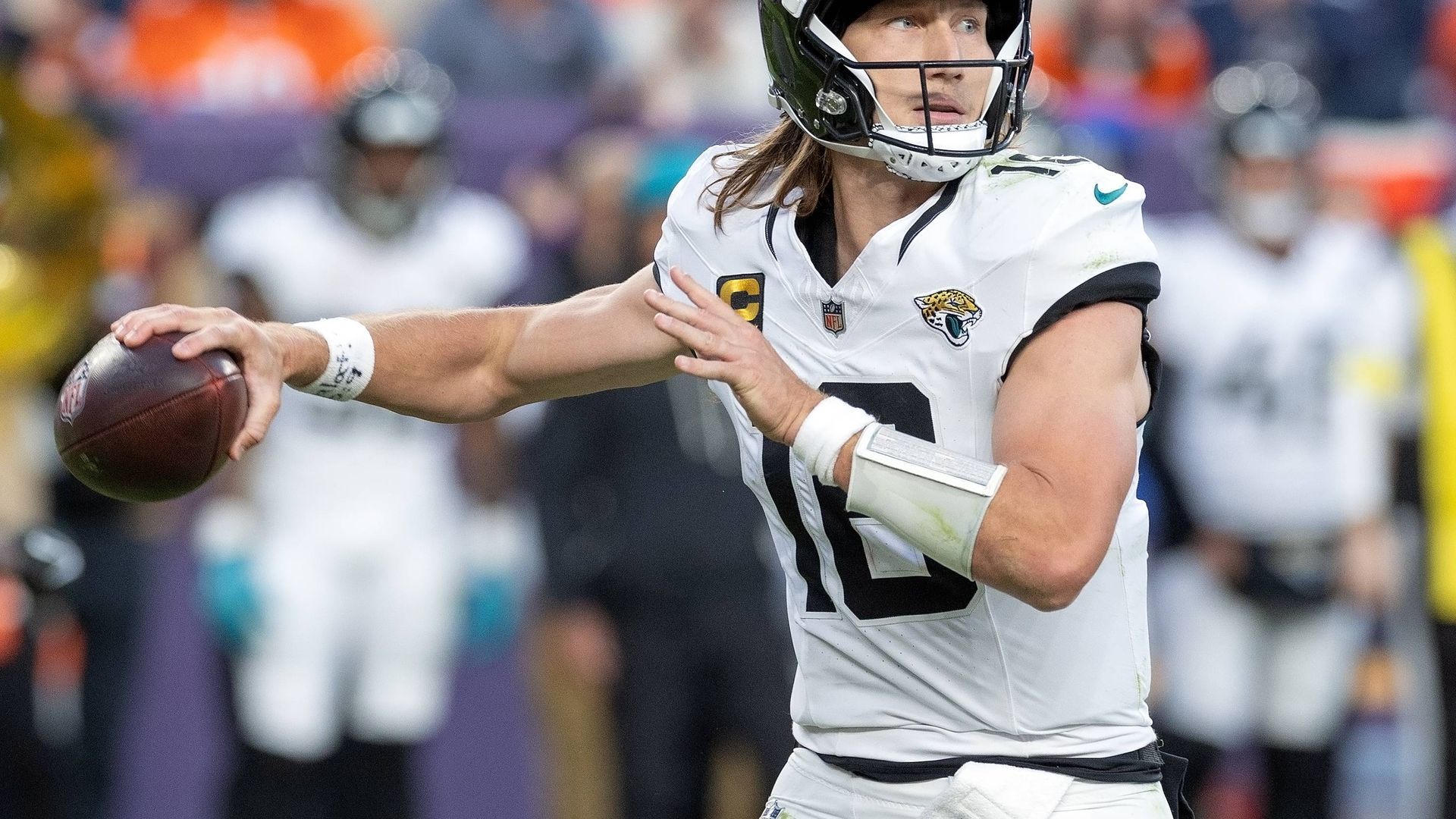 Trevor Lawrence con los Jacksonville Jaguars frente a los Denver Broncos