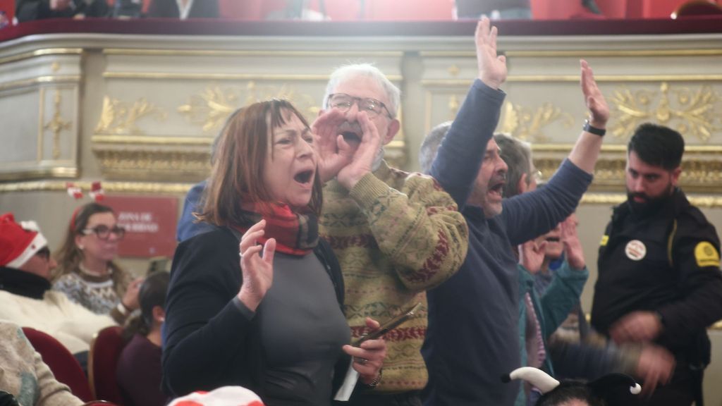 Un grupo de personas pide "mil millones de euros" para Palestina durante el Sorteo de la Lotería de Navidad