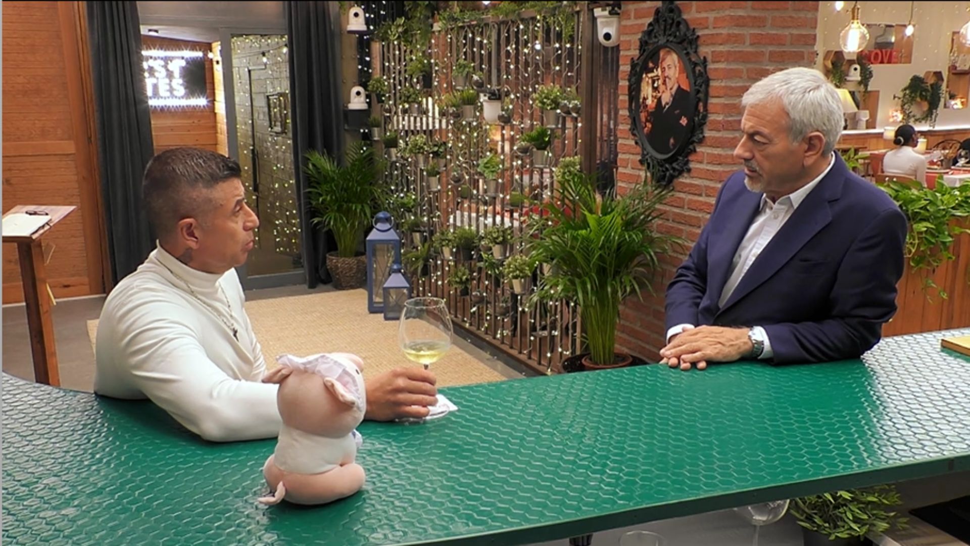 Un soltero deja alucinado a Carlos Sobera al contarle su increíble fórmula para entrenar a animales: "A un cerdo puedo enseñarle a cerrar cajones"